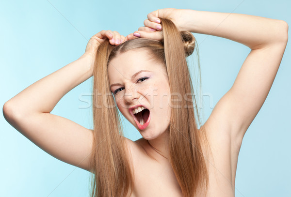 Agressivo sardento menina belo azul mulher Foto stock © zastavkin