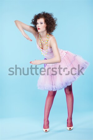 Fată rochie rosie portret frumos model prezinta Imagine de stoc © zastavkin