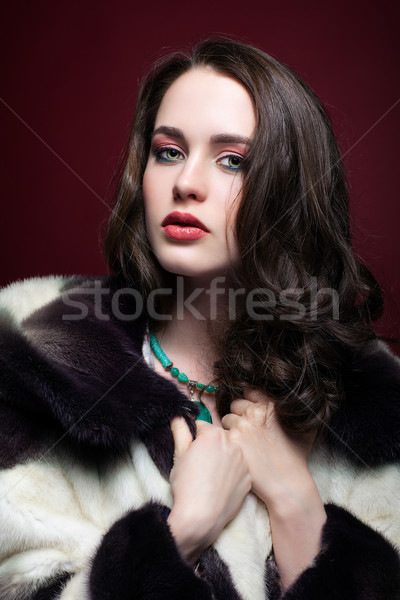 Tineri femeie frumoasa haina imblanita verde fistic portret Imagine de stoc © zastavkin