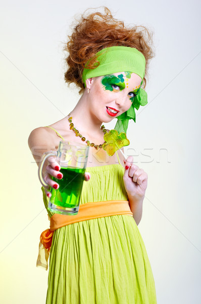 Fată verde bere portret frumos model Imagine de stoc © zastavkin