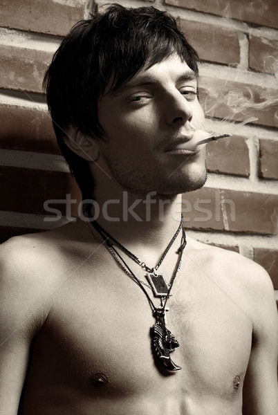 Om zid de cărămidă portret tineri fumat prezinta Imagine de stoc © zastavkin
