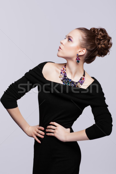 Stockfoto: Jonge · vrouw · bijouterie · grijs · zwarte · jurk · hand · gezicht