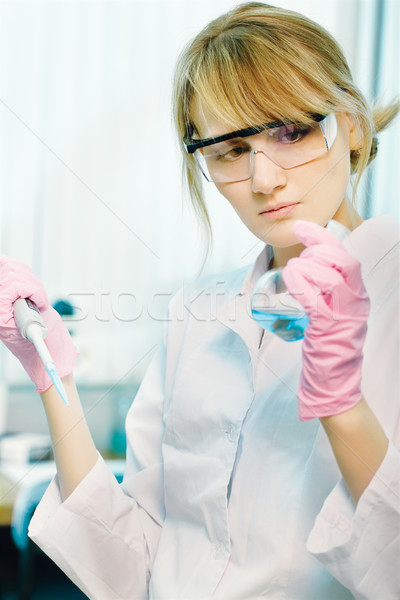 Femeie om de ştiinţă laborator portret lucru Imagine de stoc © zastavkin