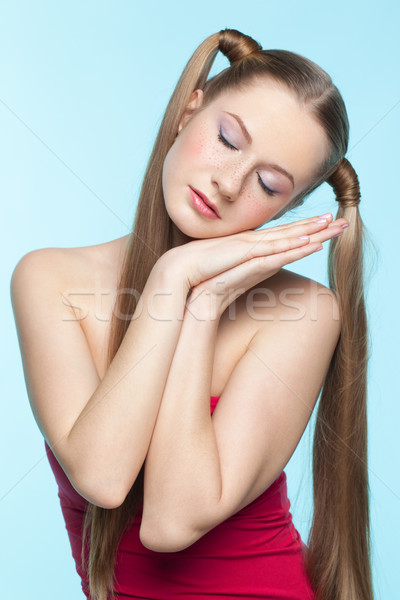 Foto stock: Sardento · menina · vestido · vermelho · belo · azul