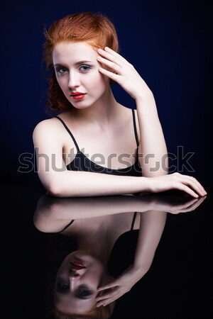 Mooie brunette portret gekruld meisje Blauw Stockfoto © zastavkin