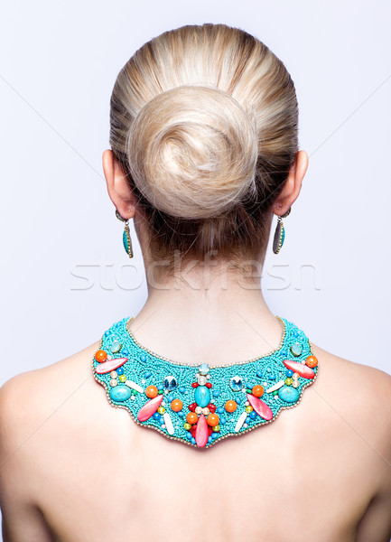 金發碧眼的女人 珠寶首飾 背面 側 美麗 灰色 商業照片 © zastavkin