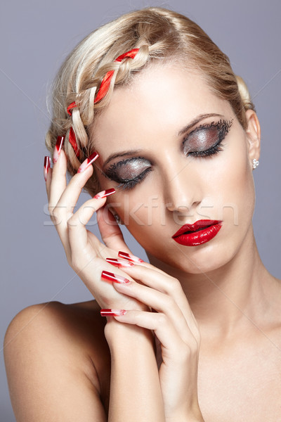 Uñas de color rojo jóvenes mujer rubia peinado gris Foto stock © zastavkin