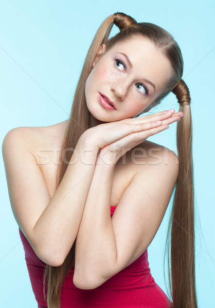 Foto stock: Sardento · menina · vestido · vermelho · belo · azul