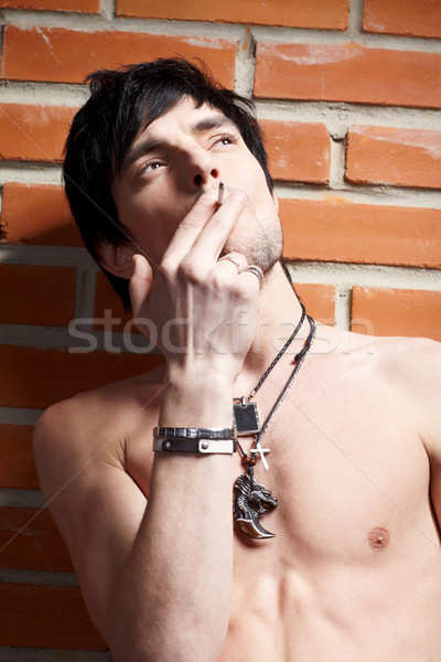 Mann Backsteinmauer Porträt jungen Rauchen posiert Stock foto © zastavkin