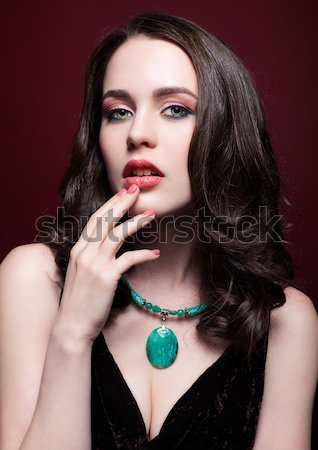 Mooie vrouw sieraden portret jonge mooie brunette Stockfoto © zastavkin