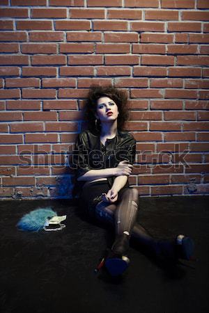 Prostituata portret fată ca prezinta zid de cărămidă Imagine de stoc © zastavkin