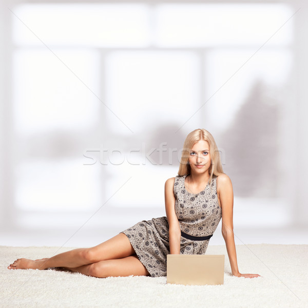 Femme blonde portable jeune femme séance blanche [[stock_photo]] © zastavkin