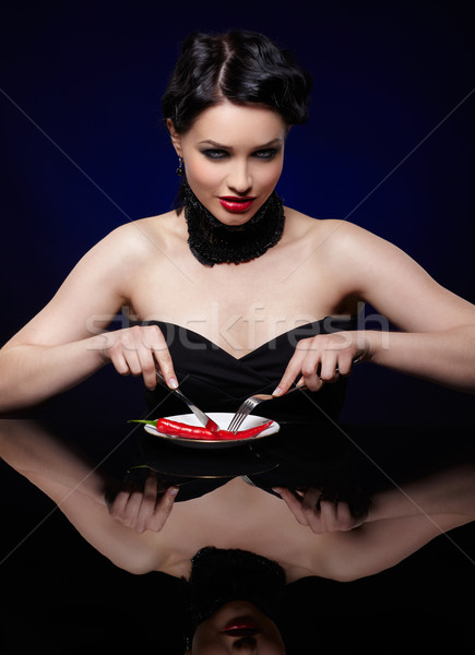 Piękna brunetka kobieta chili pieprz portret Zdjęcia stock © zastavkin