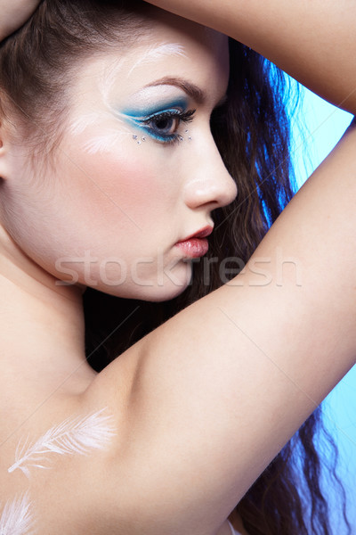 Mooi meisje veer schouder portret jonge mooie vrouw Stockfoto © zastavkin