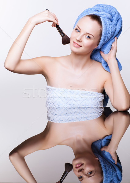 Frau blau Bad Handtuch Kopf Make-up Pinsel Stock foto © zastavkin