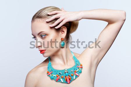 Vrouw kralen portret mooie brunette jonge vrouw Stockfoto © zastavkin