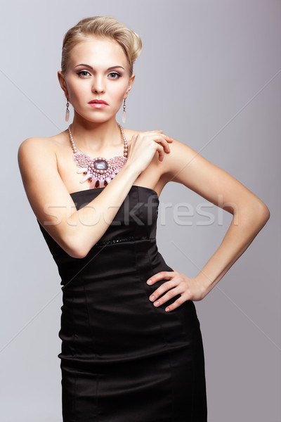 Blonde Frau schwarzes Kleid Kette jungen Hand Mode Stock foto © zastavkin