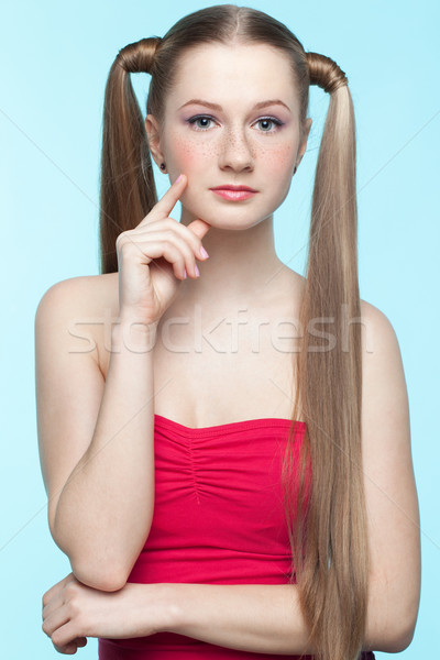 Foto stock: Sardento · menina · vestido · vermelho · belo · azul