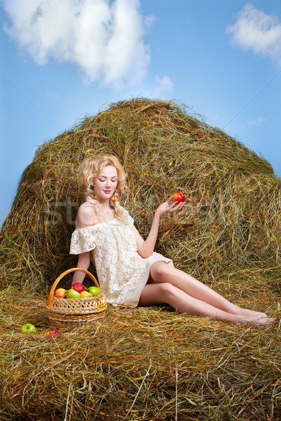 [[stock_photo]]: Fille · de · la · campagne · foin · portrait · belle · posant