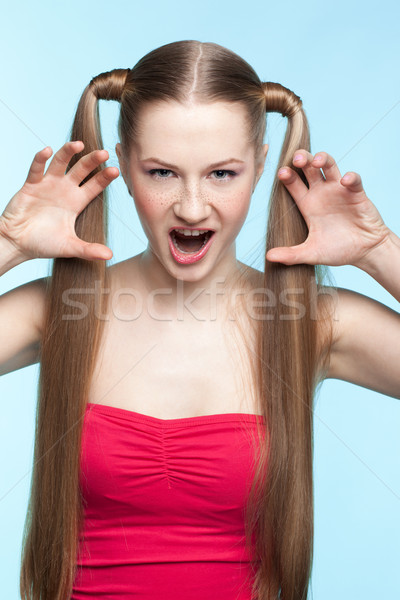 [[stock_photo]]: Agressif · fille · robe · rouge · belle · taches · de · rousseur · bleu