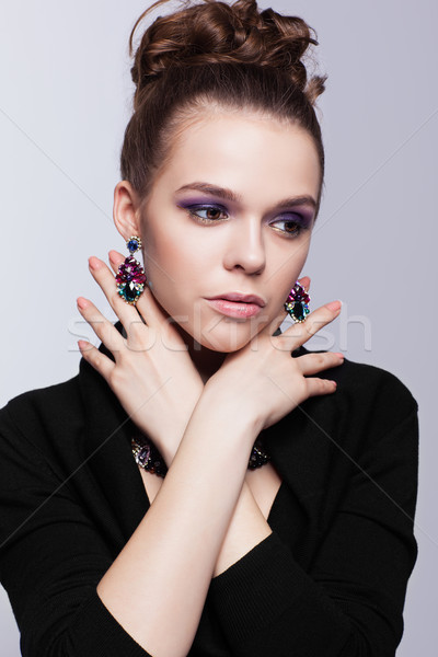 Mulher jovem bijuteria cinza vestido preto mão cara Foto stock © zastavkin