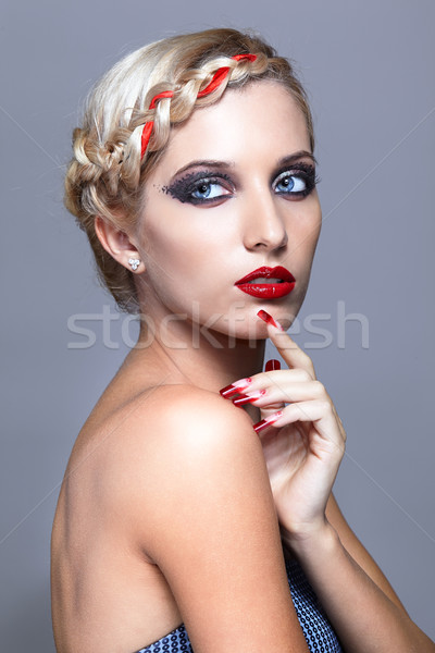 Jeune femme ongles rouges jeunes femme blonde coiffure gris [[stock_photo]] © zastavkin