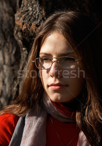 Foto stock: Relaxante · menina · retrato · morena · parque · árvore