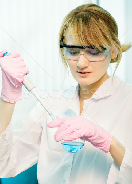Femeie om de ştiinţă laborator portret laborator Imagine de stoc © zastavkin