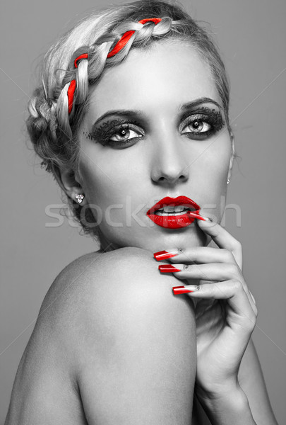 Uñas de color rojo jóvenes mujer rubia peinado gris Foto stock © zastavkin