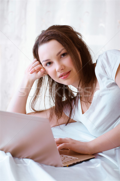 Сток-фото: расслабляющая · девушки · ноутбука · портрет · красивой · счастливая · девушка