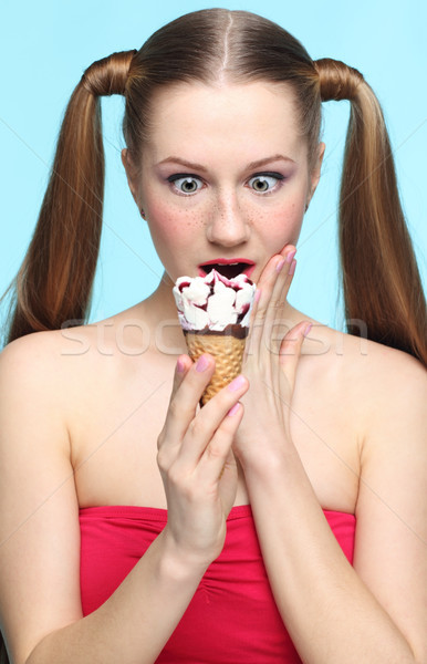 Młoda kobieta lody piękna młodych piegowaty Zdjęcia stock © zastavkin