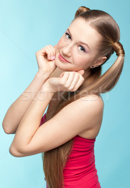 Stock foto: Sommersprossen · Mädchen · roten · Kleid · schönen · verspielt · blau