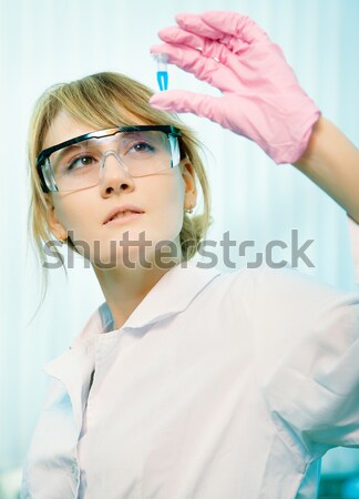 Femeie om de ştiinţă laborator portret galben Imagine de stoc © zastavkin