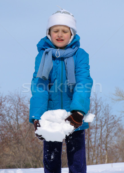 Jong meisje spelen sneeuw Blauw jonge Stockfoto © zastavkin