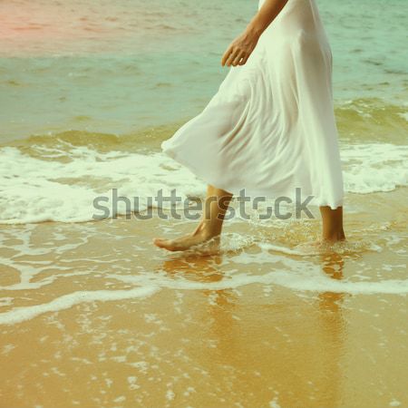 Vrouw lopen strand outdoor portret Stockfoto © zastavkin