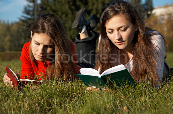 [[stock_photo]]: Filles · lecture · livres · pelouse · étudiant · femme