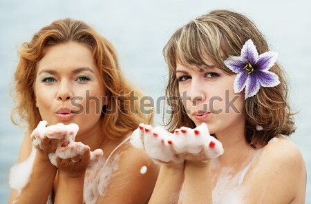 Dziewcząt plaży piękna młodych kobiet piana ręce Zdjęcia stock © zastavkin