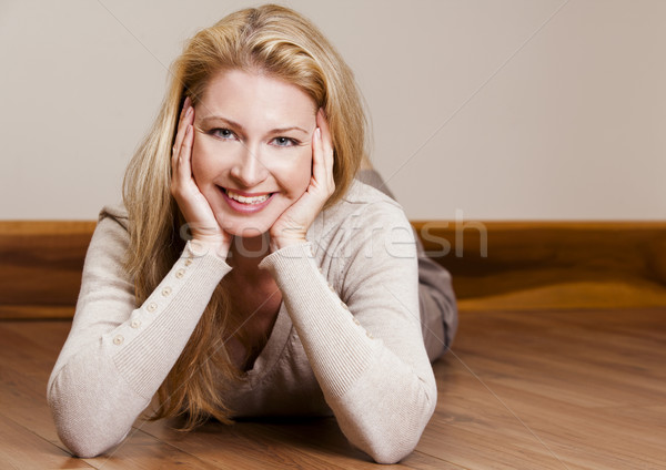 Casual mujer bastante rubio beige Foto stock © zdenkam