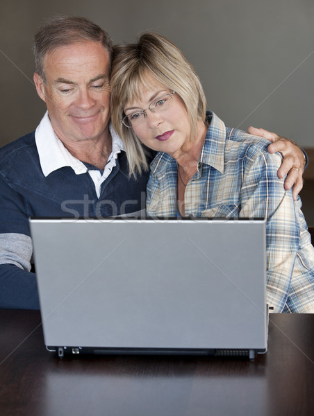 Foto stock: Maduro · Pareja · usando · la · computadora · portátil · mayor · casual · sesión