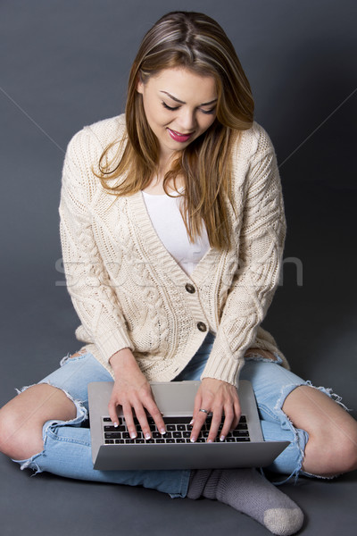 Donna laptop bella casuale grigio Foto d'archivio © zdenkam