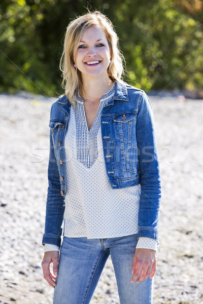 Toevallig jonge kaukasisch vrouw strand blonde vrouw Stockfoto © zdenkam