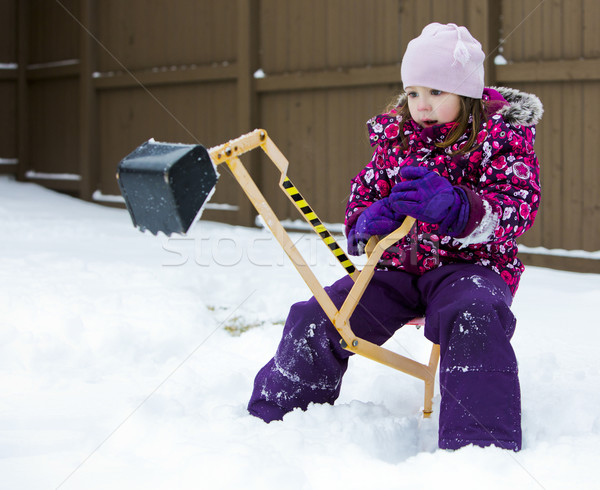 Winter kind sneeuw vrouwelijke spelen meisje Stockfoto © zdenkam