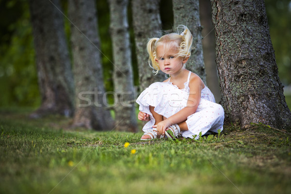 Portret fetita parc caucazian fată zâmbitor Imagine de stoc © zdenkam