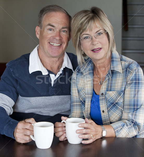 Foto stock: Maduro · casal · juntos · feliz · casal · de · idosos · café