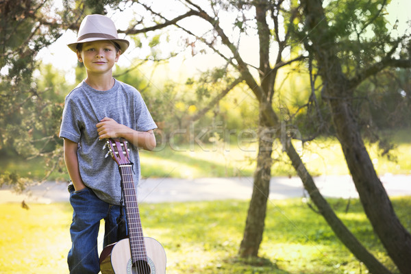 Portret weinig jongen gitaar park buitenshuis Stockfoto © zdenkam