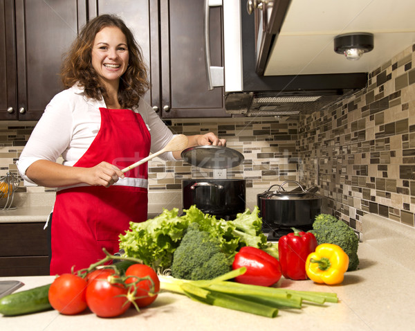 Mujer cocina cocina crudo hortalizas feliz Foto stock © zdenkam