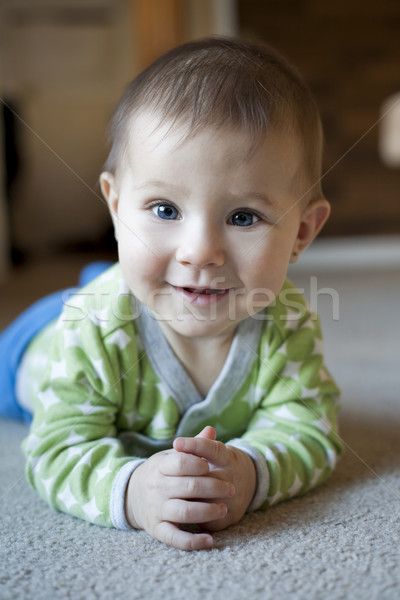 Weinig baby spelen tapijt gezicht Stockfoto © zdenkam