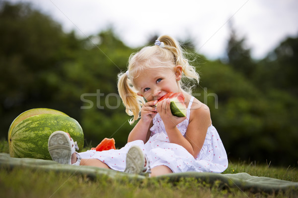 Ritratto bambina mangiare anguria giovani Foto d'archivio © zdenkam