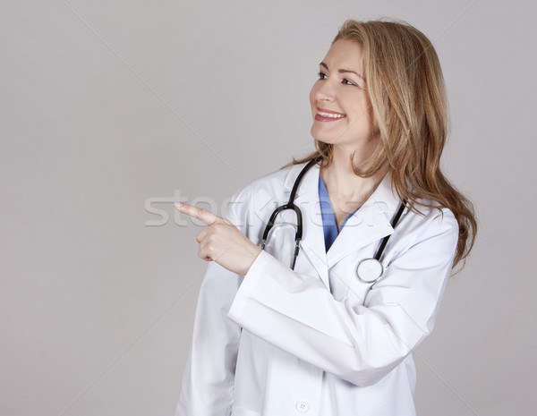 Zdjęcia stock: Kobiet · lekarza · blond · wskazując · świetle · szary