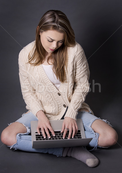Vrouw laptop mooie kaukasisch toevallig grijs Stockfoto © zdenkam